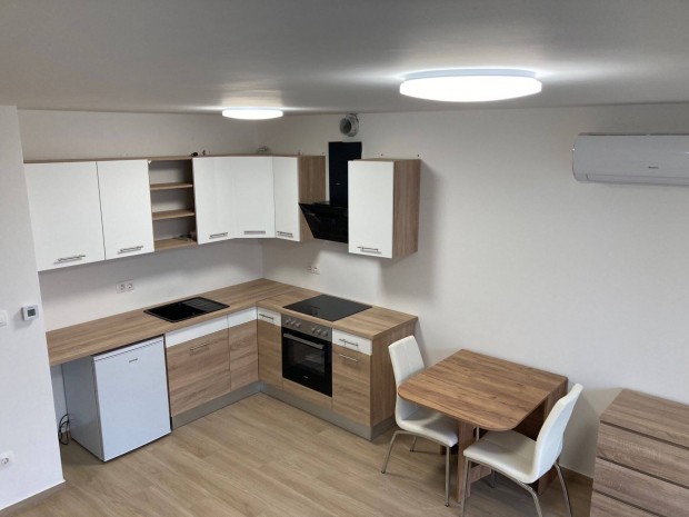 Mosonmagyar�v�r mellett Lev�l telep�l�sen hossz� t�vra garzon kiad�