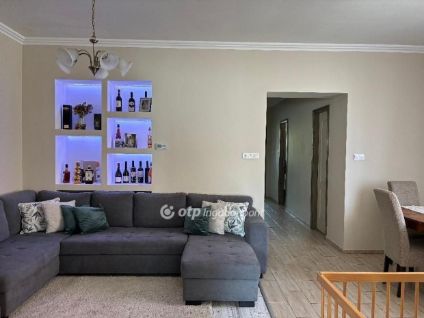 Mosonmagyar�v�ri 93 nm-es h�z elad�