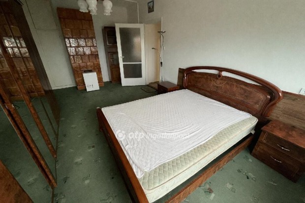 Mosonmagyar�v�ri elad� 42 nm-es lak�s