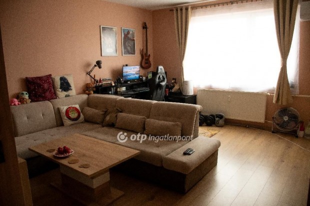 Mosonmagyar�v�ri elad� 63 nm-es lak�s