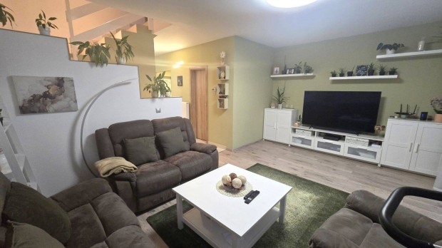 Mosonmagyar�v�ron 92 m2-es, 3 szob�s lak�s kertkapcsolattal