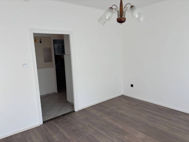 Mosonmagyar�v�ron a Radn�ti utc�ban 75 m2-es erk�lyes lak�s kiad�