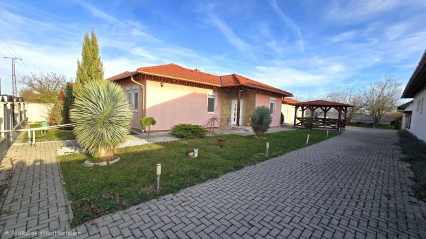 Mosonszolnokon 2008-ben �p�lt 81 m1-es Csal�di h�z dupla gar�zzsal