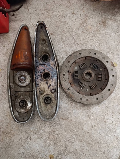 Moszkvics 408- hoz h�ts� l�mpatest �s �j kuplungt�rcsa