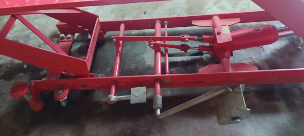 Motor emelő pad