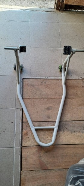 Motoremel� elad�!