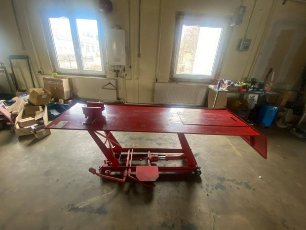 Motorker�kp�r emel�asztal