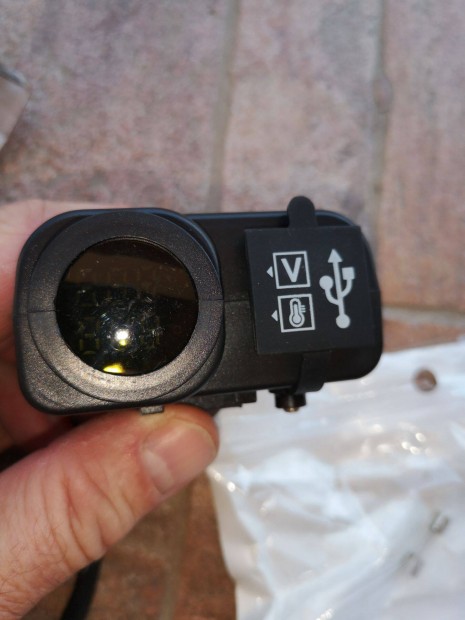 Motorkerékpár feszültség- és hőmérő, USB töltő, Piros led