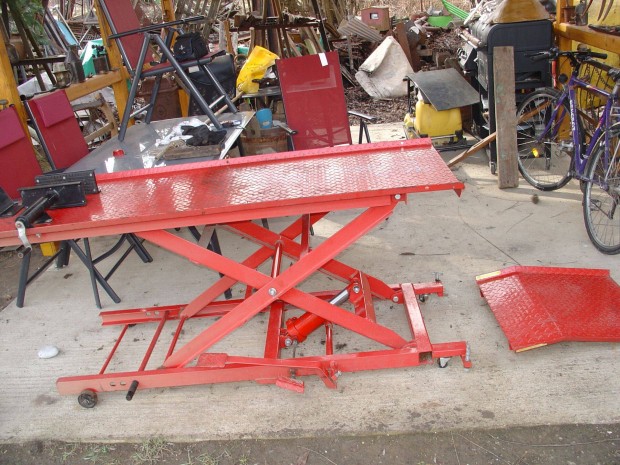 Motorker�kp�r szerel� emel� �llv�ny hidraulikus emel�s�