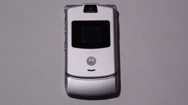 Motorola V3 ikonikus mobiltelefon dobozban, tltjvel, akkumultor n