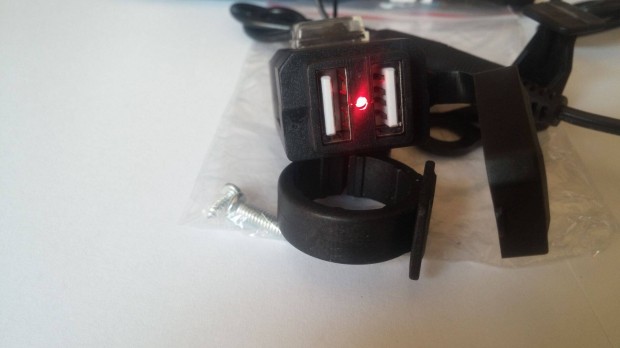 Motoros USB töltő 2 usb csatlakozó