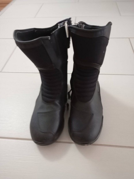 Motoros br csizma (Forma Tura)