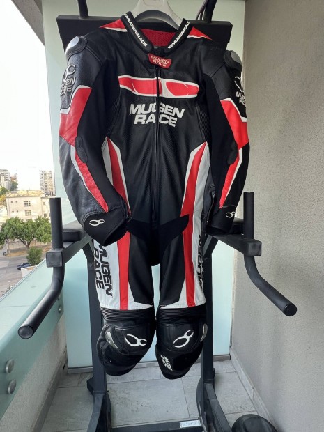 Motoros bőrruha