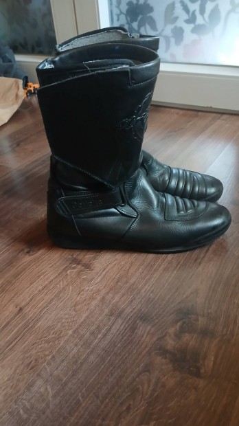 Motoros csizma elad