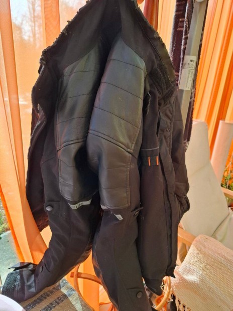 Motoros dzseki protektorral