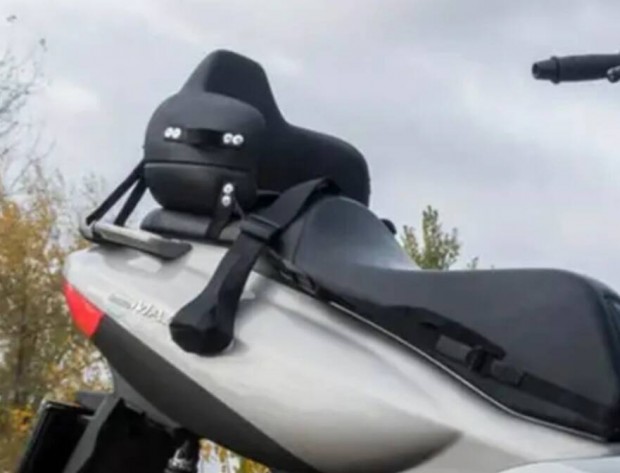 Motoros gyerek�l�s, l�btart� rendszerrel. 