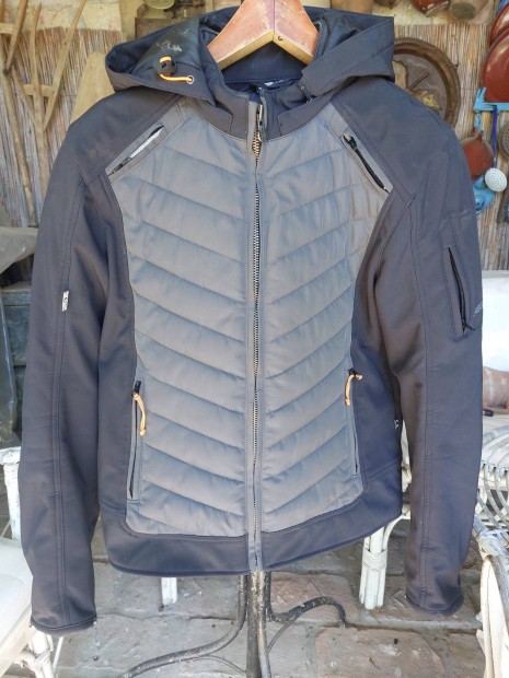 Motoros kabat L meretben