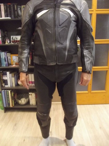 Motoros kétrészes bőrruha