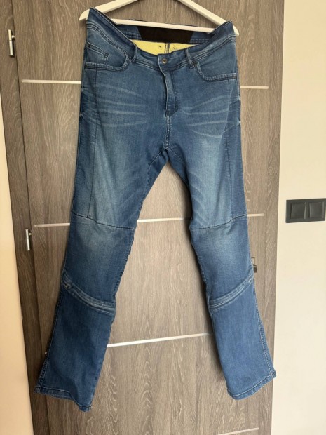 Motoros nadrg protektorokkal