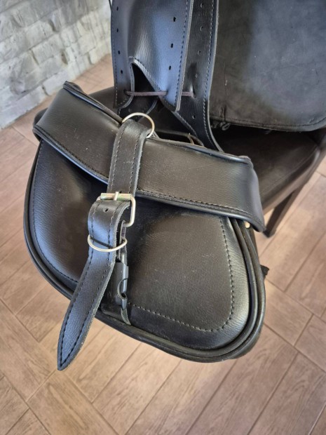 Motoros nyeregt�ska