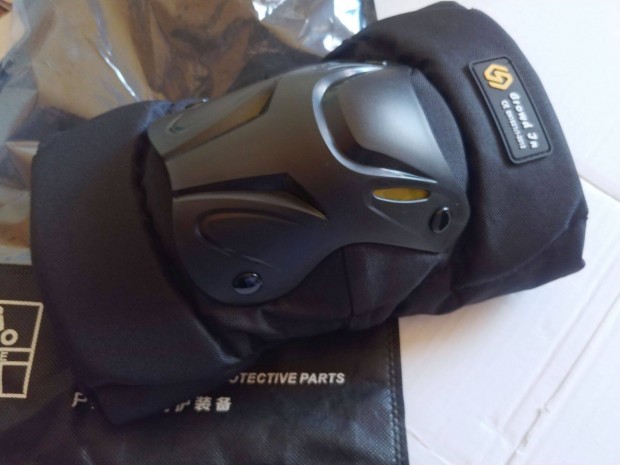 Motoros robog�s t�rdv�d� protektor