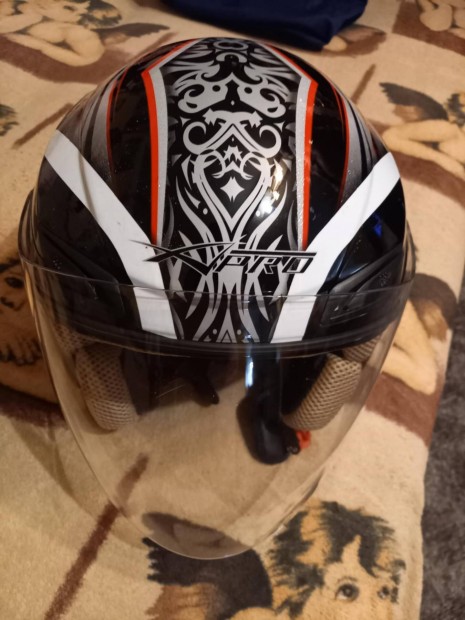 Motoros sisak elad 