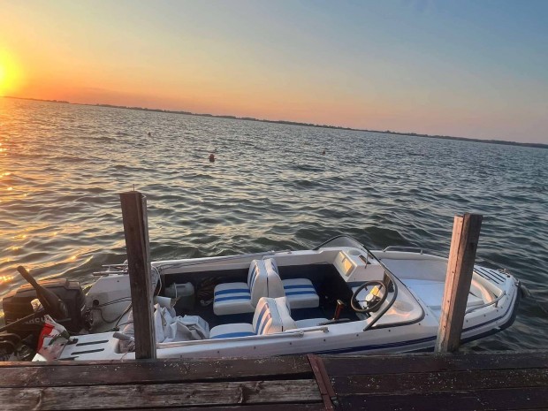 Motoros sporthaj� 6 szem�lyes  fel�j�tott 