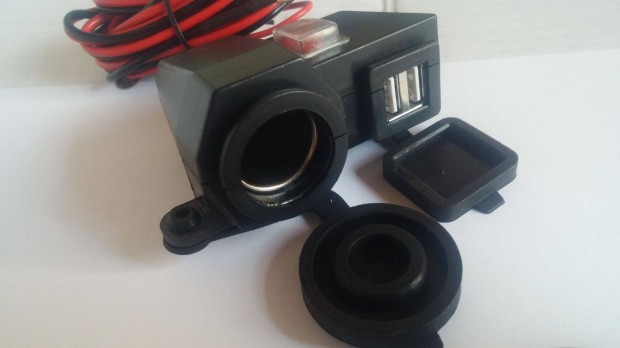 Motoros szivargyujt csatlakoz s USB tlt