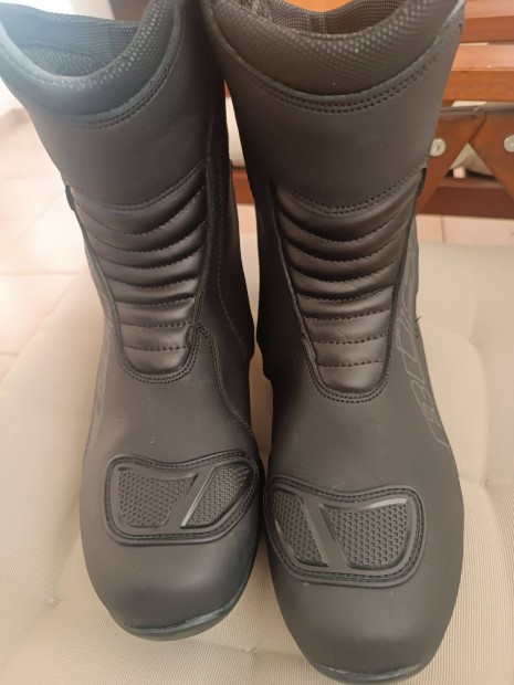 Motoros t�ra csizma