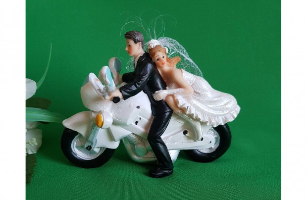 Motorozó nászpár esküvői tortadísz figura