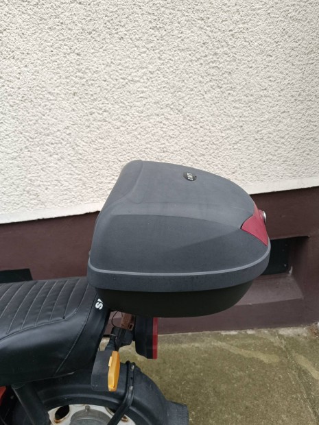 Motorra szerelhető univerzális hátsó doboz