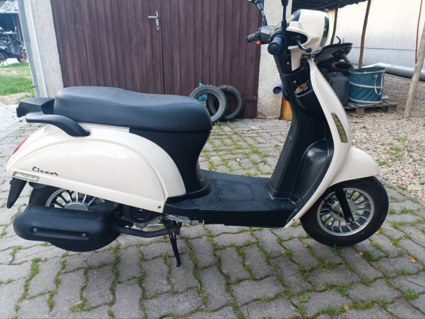 Motowell Elenor 4T robog 
