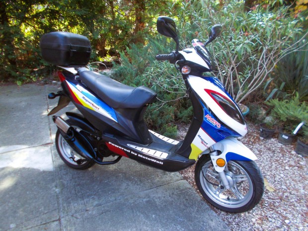 Motowell Magnet RS 50 Racing 6700 km Újszerű Állapot Tároló boxal elad