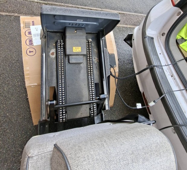 Mozg�ss�r�lt emel�-forg� �l�s j�rm�be (balra)