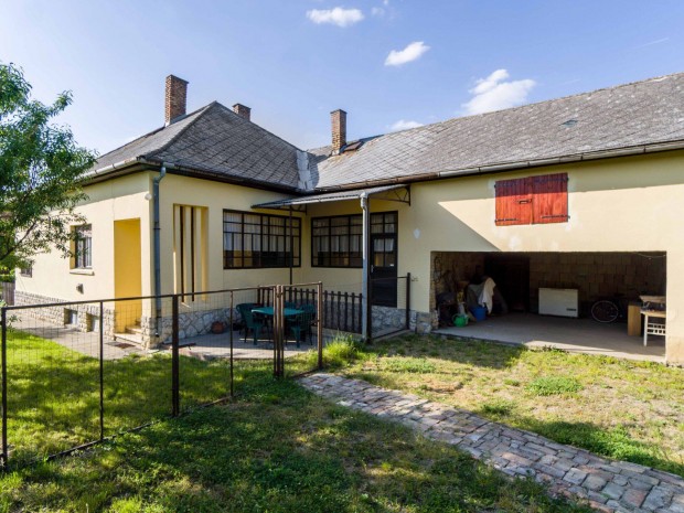 Mözs, Vasút utca 12. - tökéletes felújítási alap 31.9 M Ft