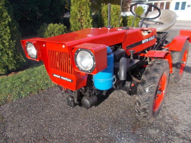 Mt8 2 hengeres kistraktor