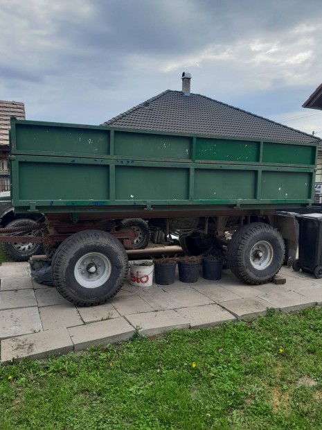 Mtz 550E ptkocsival elad.