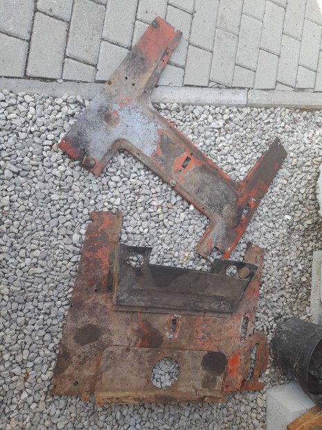 Mtz nagyfülkéhez padlólemez alkatrész eladó