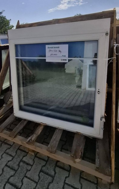 Müanyag ablak 134 x 123 bny Feher belső/barna kulső 6db