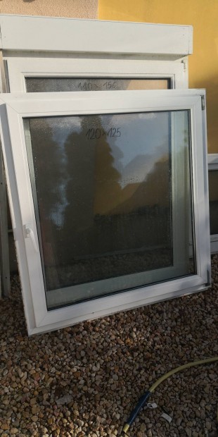 Manyag ablak, 120cm x 125cm. Buk-nyill. 
