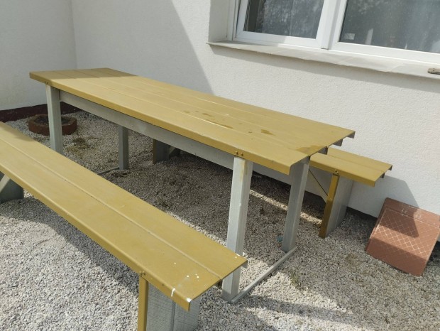 Műanyag asztal 2 db pad