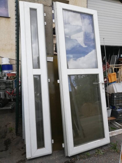 Műanyag erkély ajtó kerettel 130x250 keskeny ablakkal