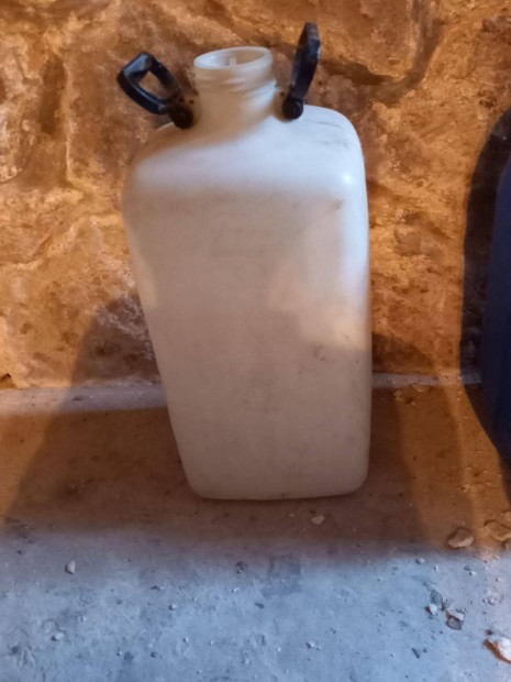 Műanyag kanna eladó