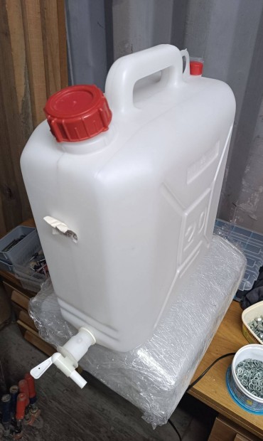 Müanyag kanna eladó (20 l. új)