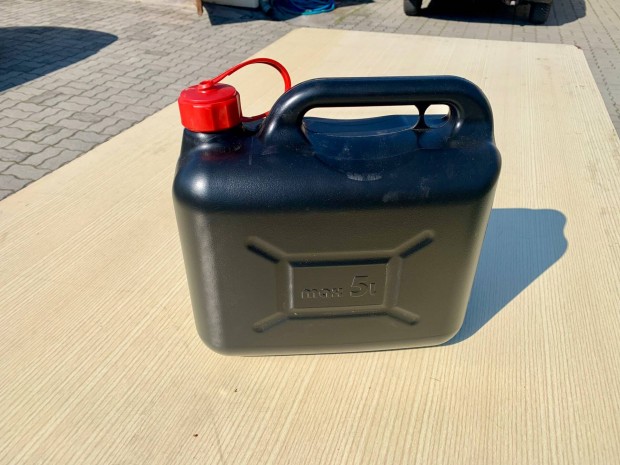 M�anyag �zemanyagkanna 5l be�nt�cs�vel �jszer�