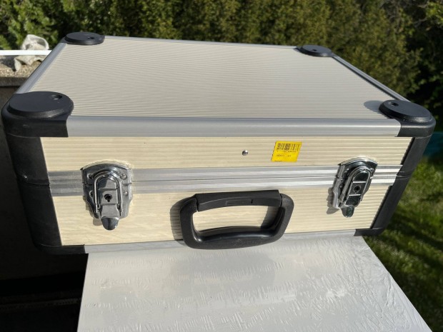 Manyag zrhat szerszmos koffer 46x33x17cm
