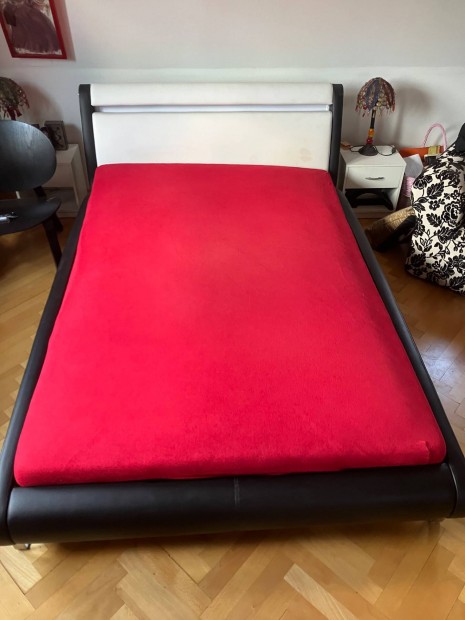 M�b�r �gykeret �s matrac be�p�tett leddel