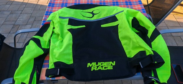 Mugen Race motoros ruha.