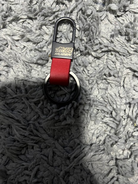 Mugen kulcstart� elad� - fekete/piros - 800 Ft