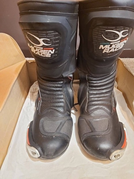 Mugen motoros csizma